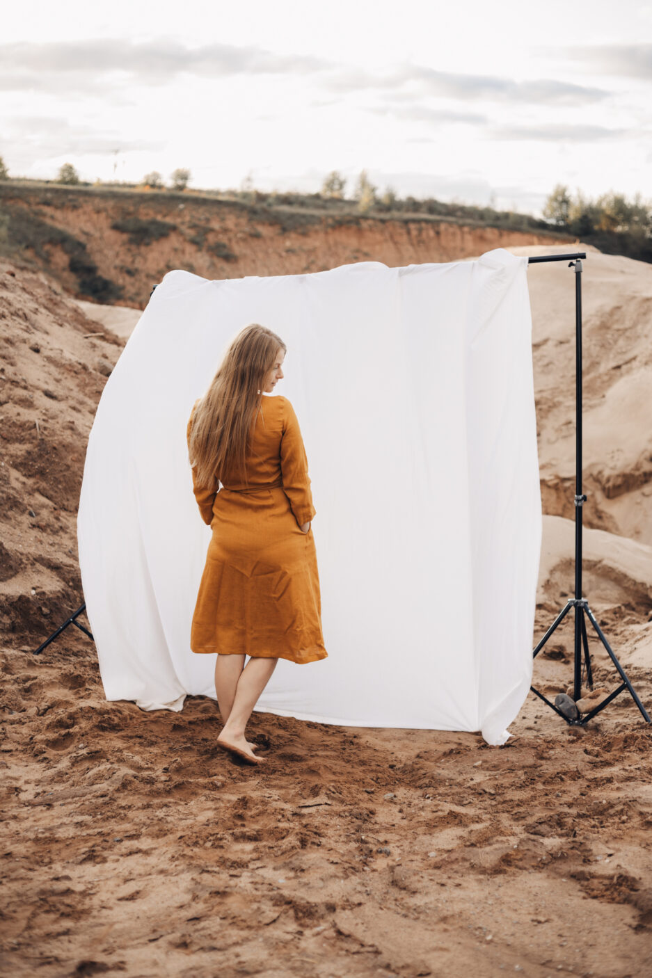 Linane wrap-lõikega kleit, midipikkus, taskud, tagasikeeratud kaelus, 3/4 varrukad, sinepikollane