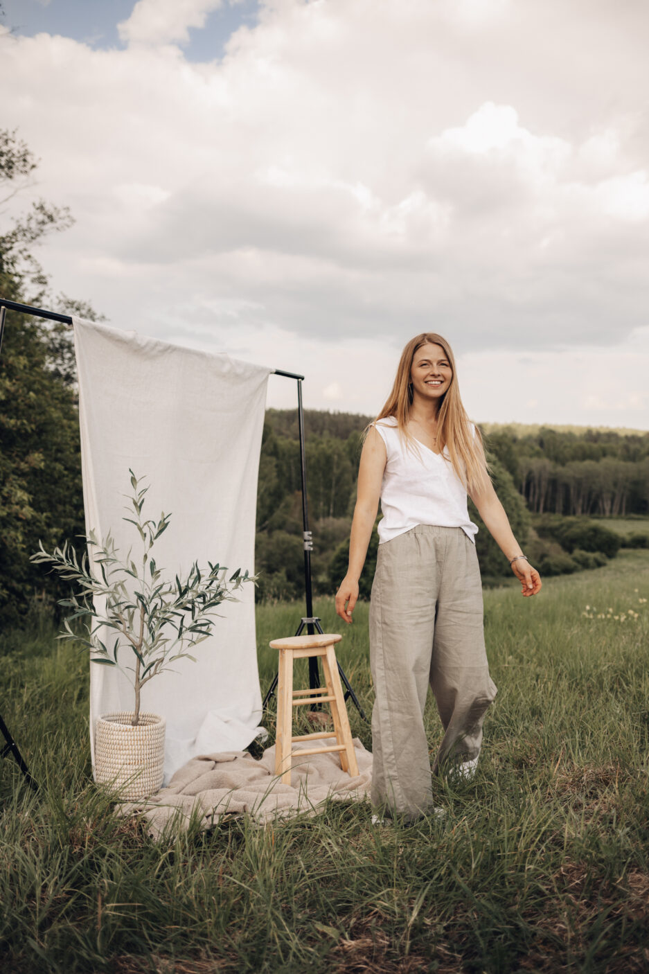 Laia säärega linased püksid, kummiga vöökoht, taskud: varrukateta linane top