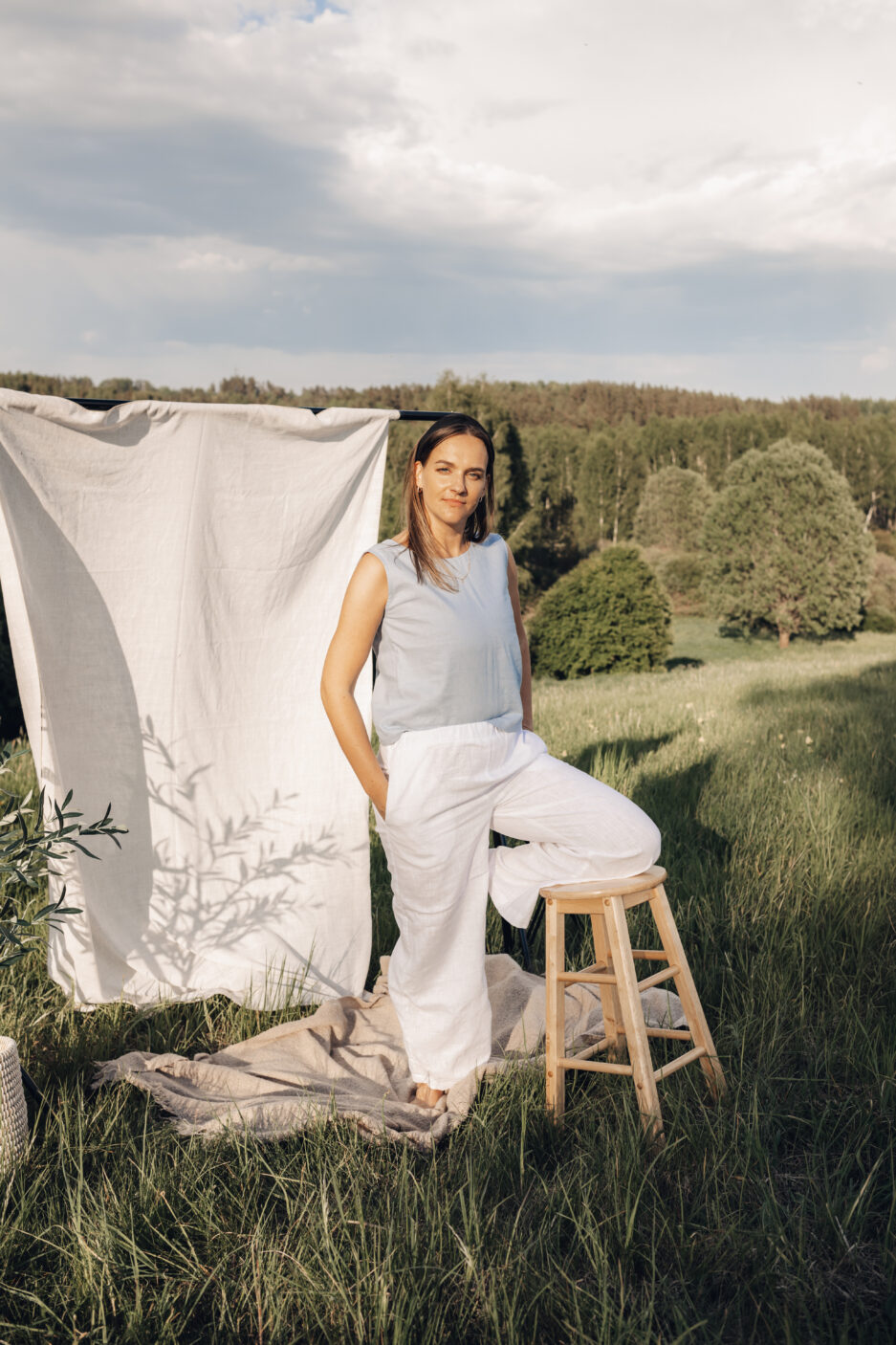 Laia säärega linased püksid, varrukateta linane top