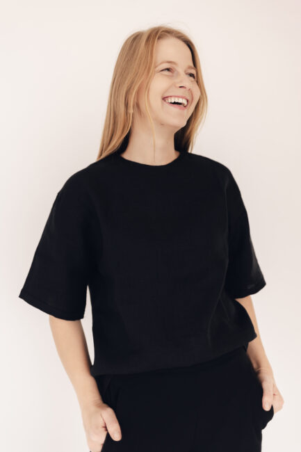 Linane T-särk Nora - oversize lõikega must linane särk