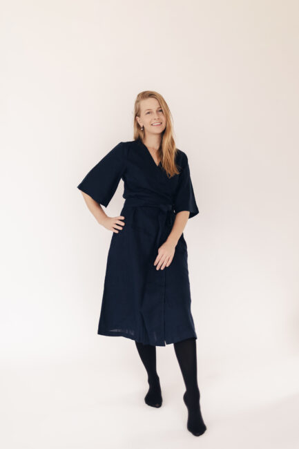 Tumesinine wrap-lõikega linane kleit Luise