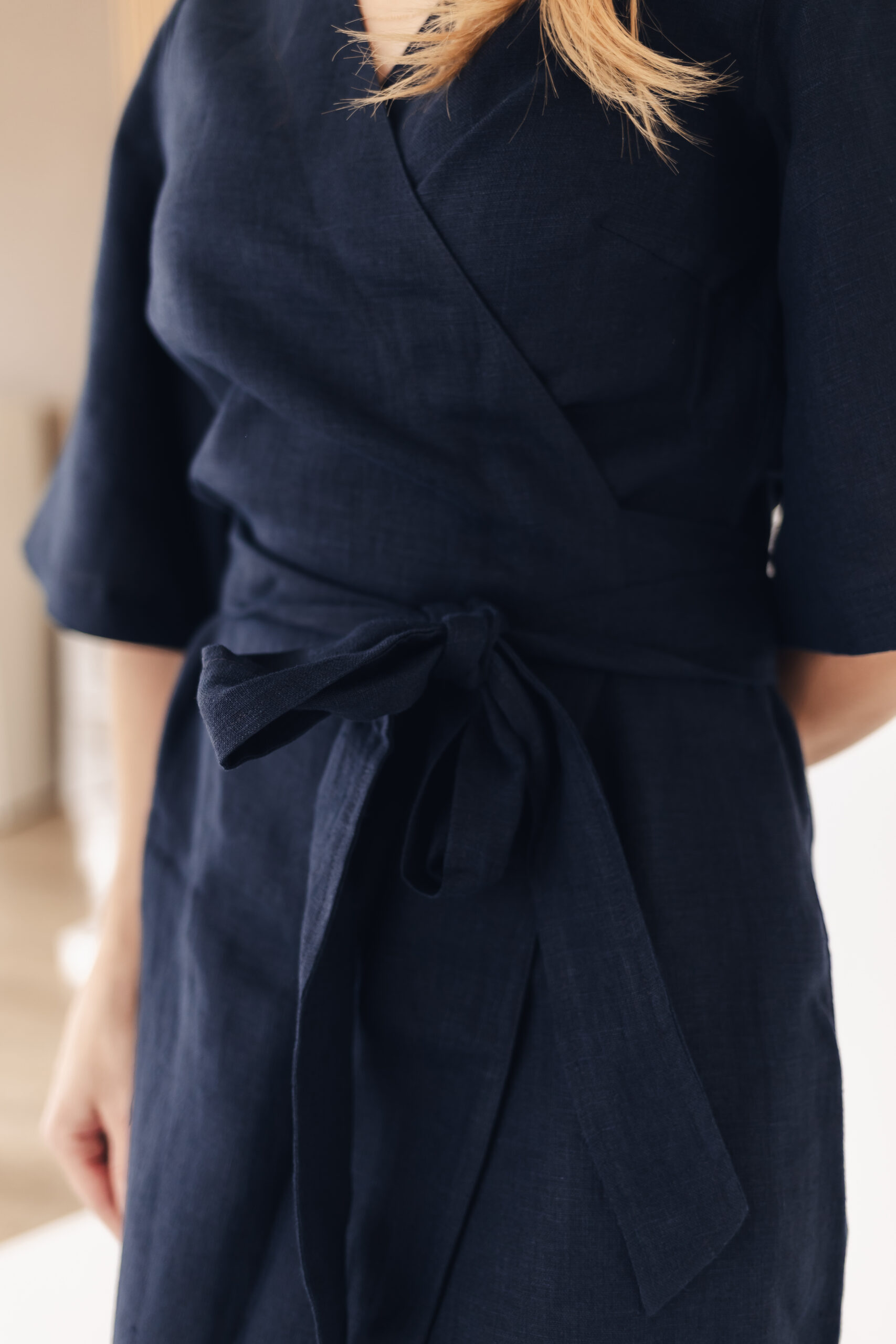 Tumesinine wrap-lõikega linane kleit Luise