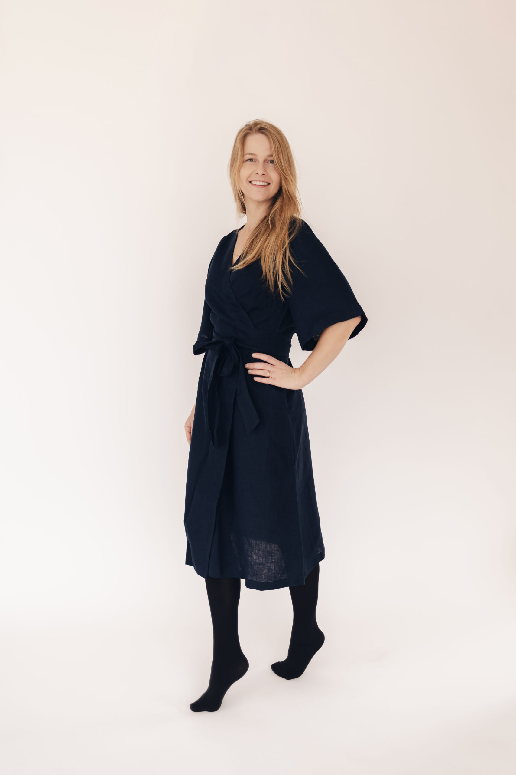 Tumesinine wrap-lõikega linane kleit Luise