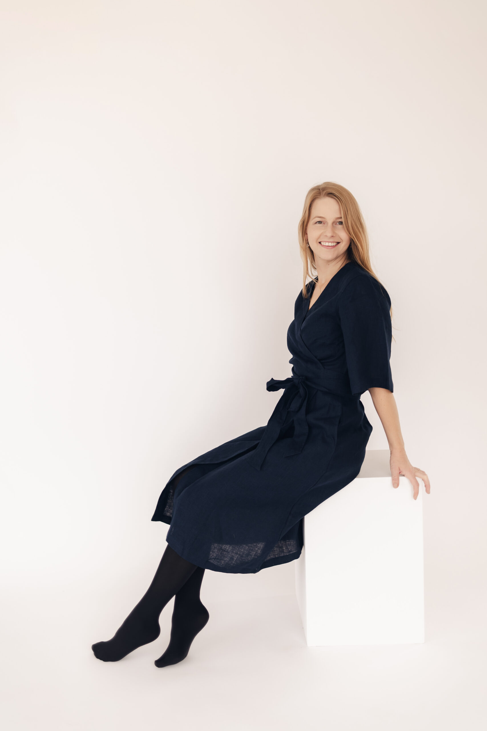 Tumesinine wrap-lõikega linane kleit Luise