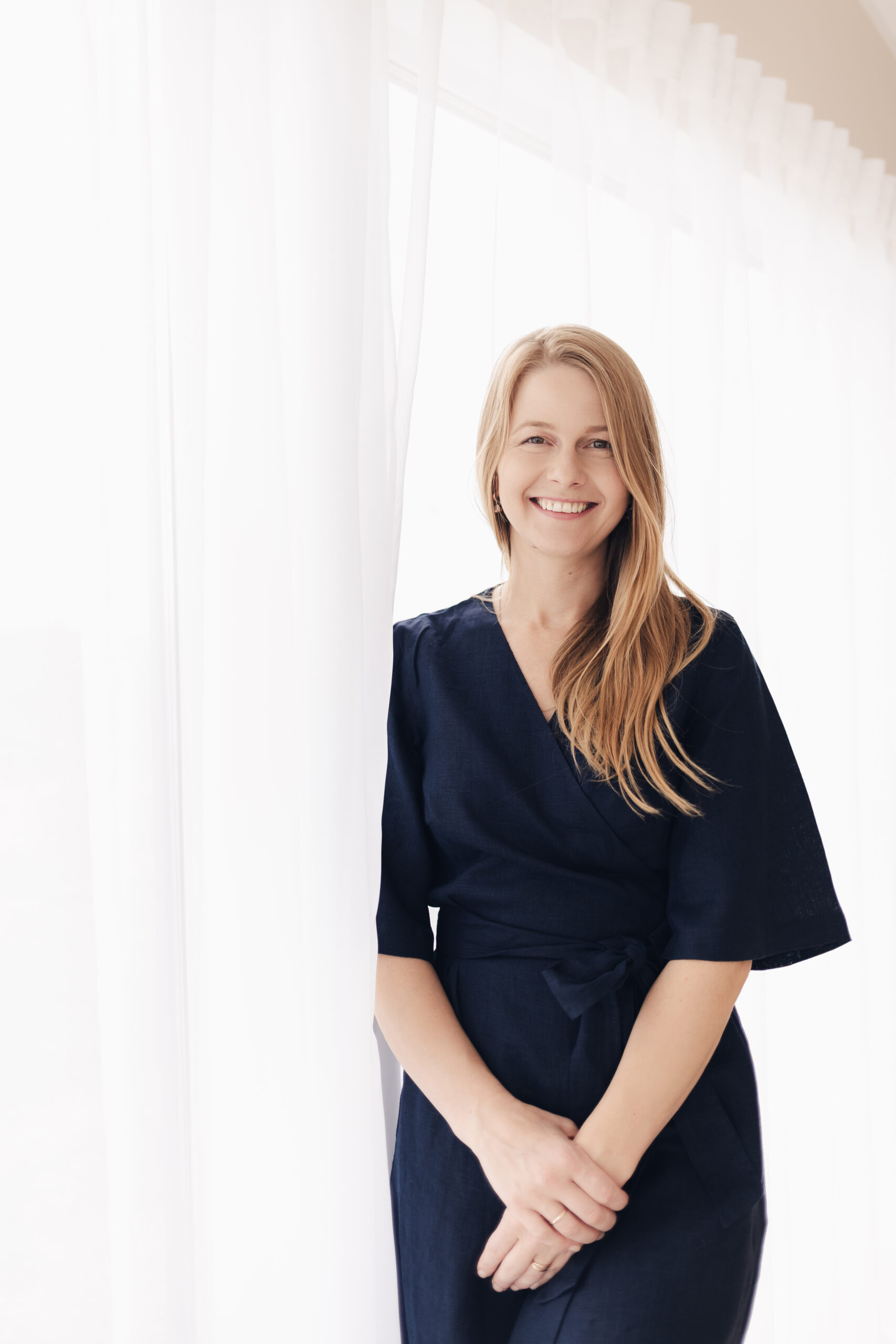 Tumesinine wrap-lõikega linane kleit Luise