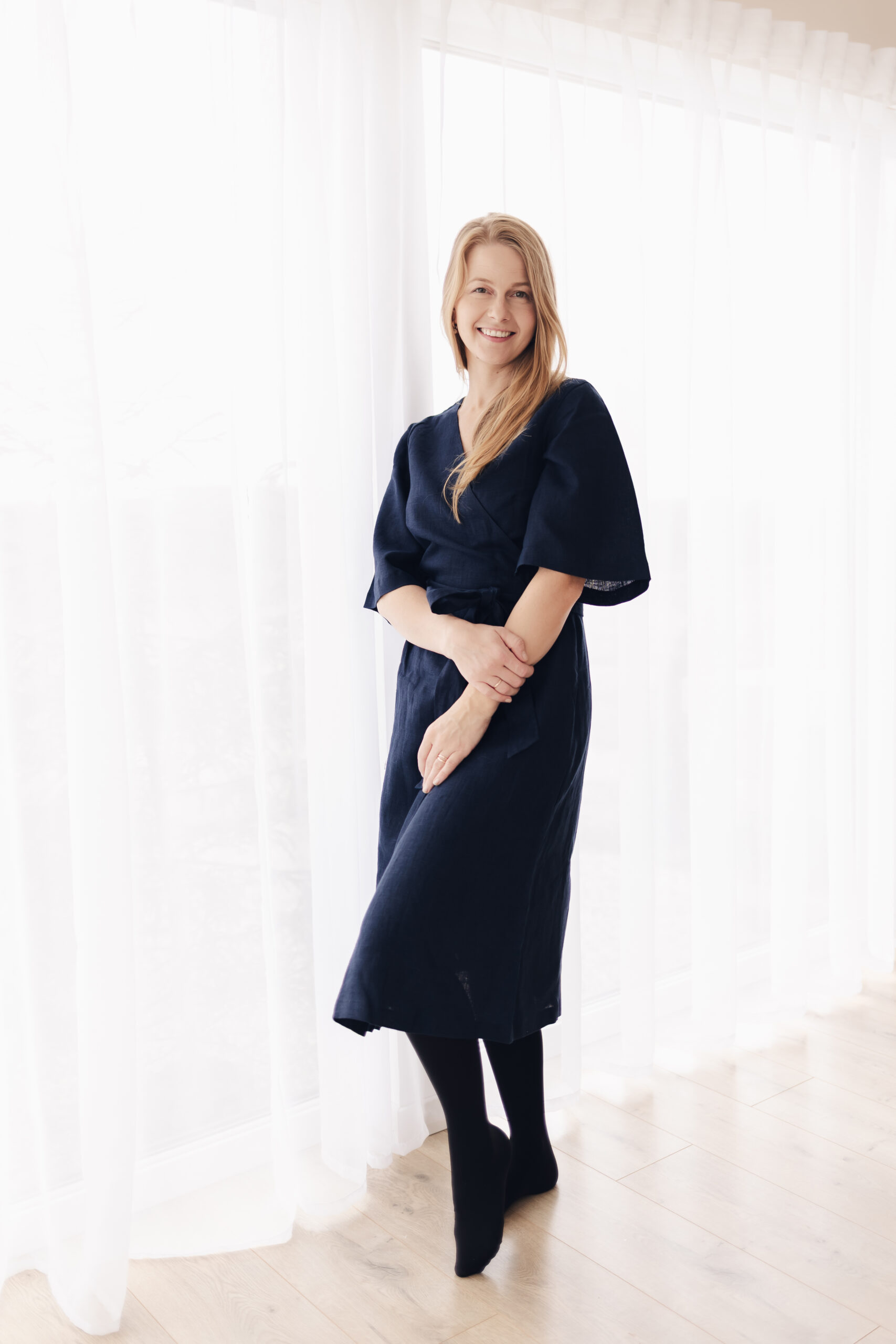 Tumesinine wrap-lõikega linane kleit Luise