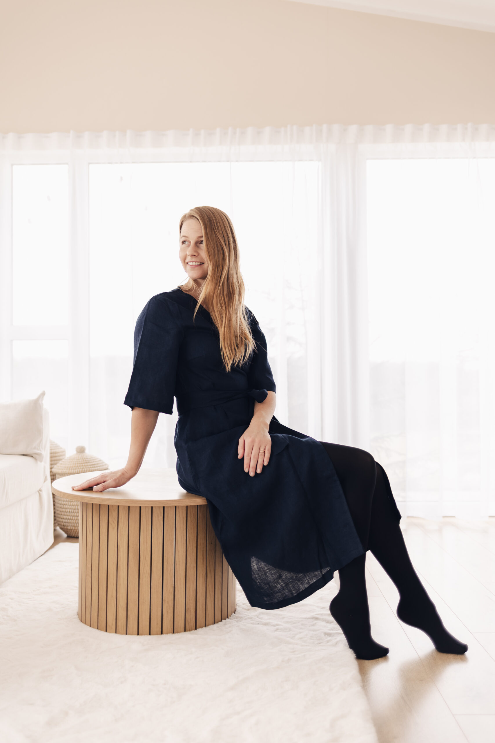 Tumesinine wrap-lõikega linane kleit Luise