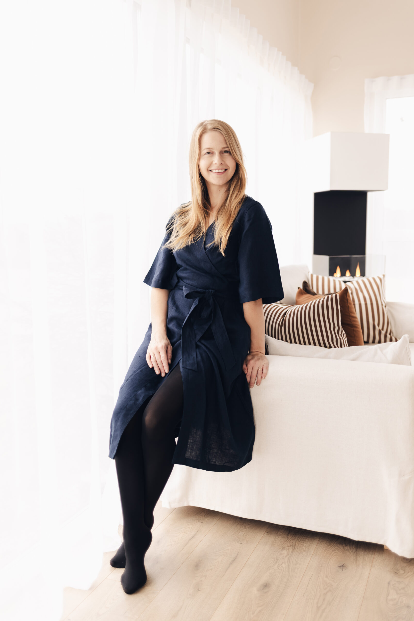 Tumesinine wrap-lõikega linane kleit Luise