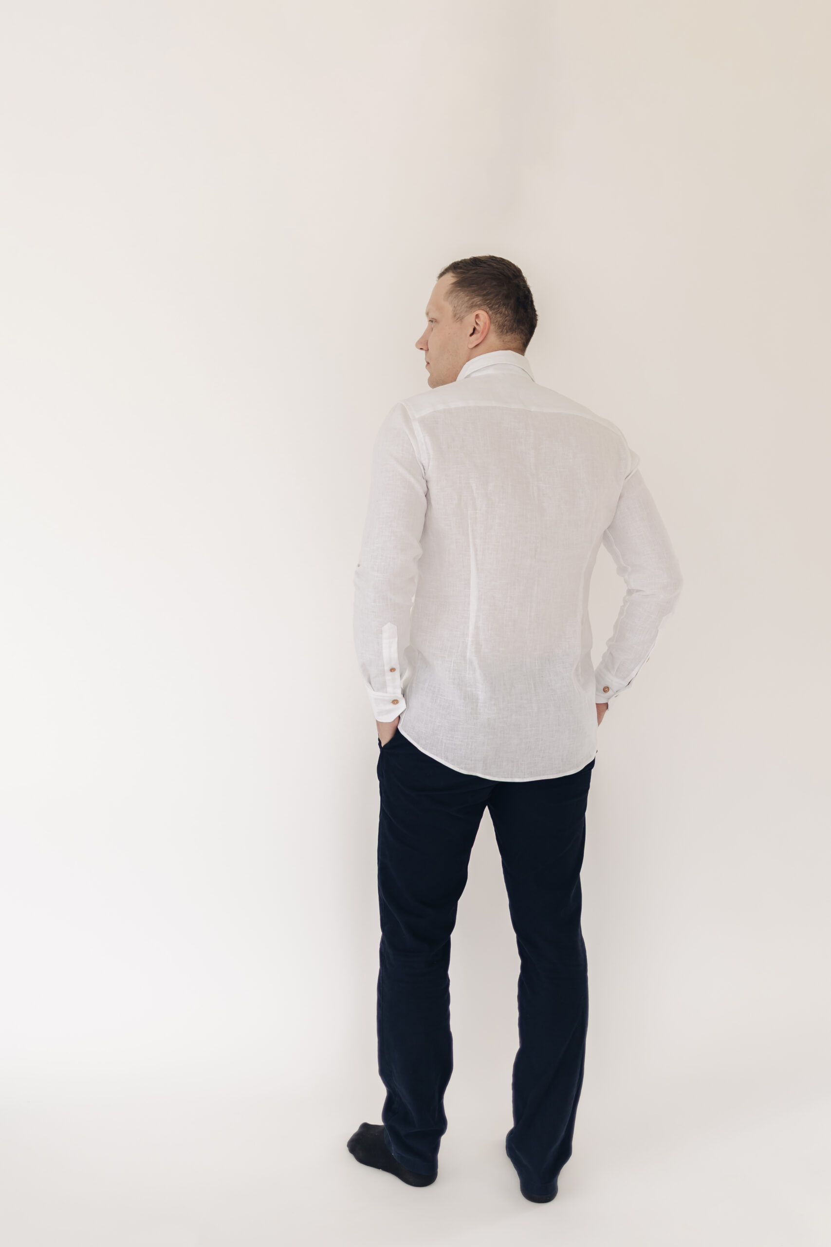 Valge meeste linane triiksärk