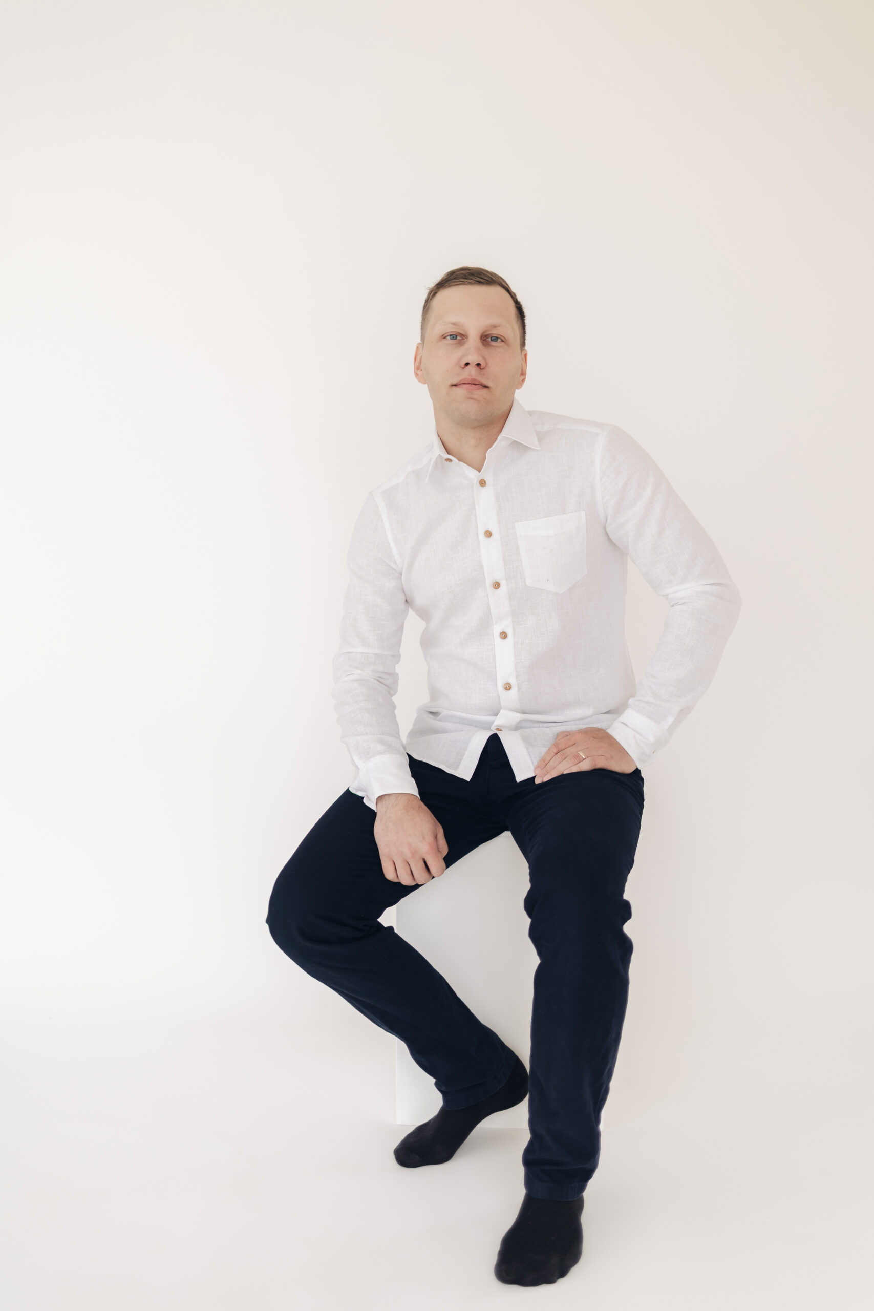 Valge meeste linane triiksärk