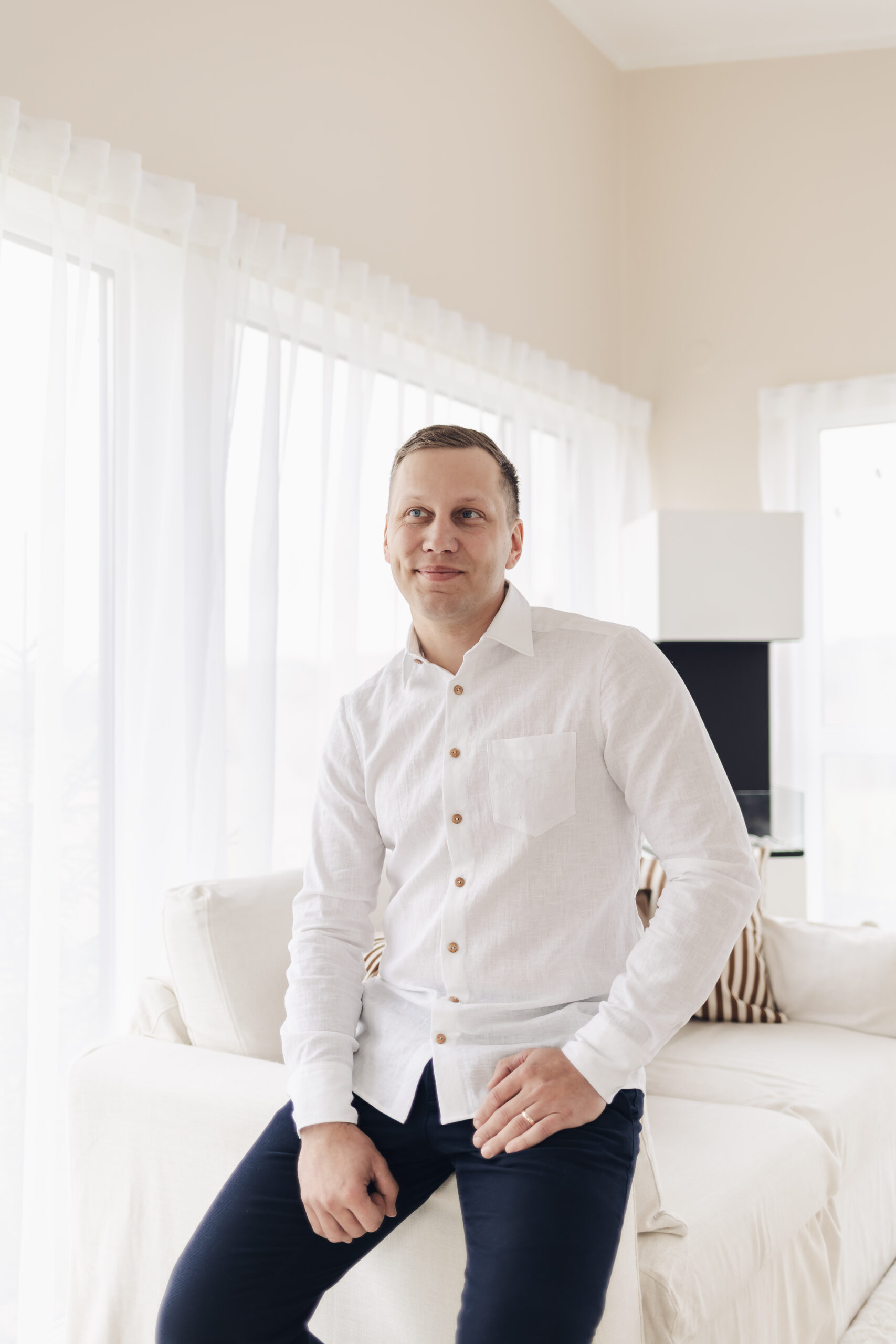 Valge meeste linane triiksärk