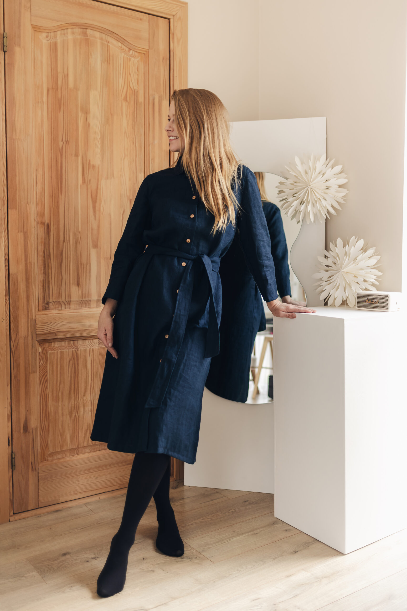 Tumesinine nööpidega linane kleit Marta