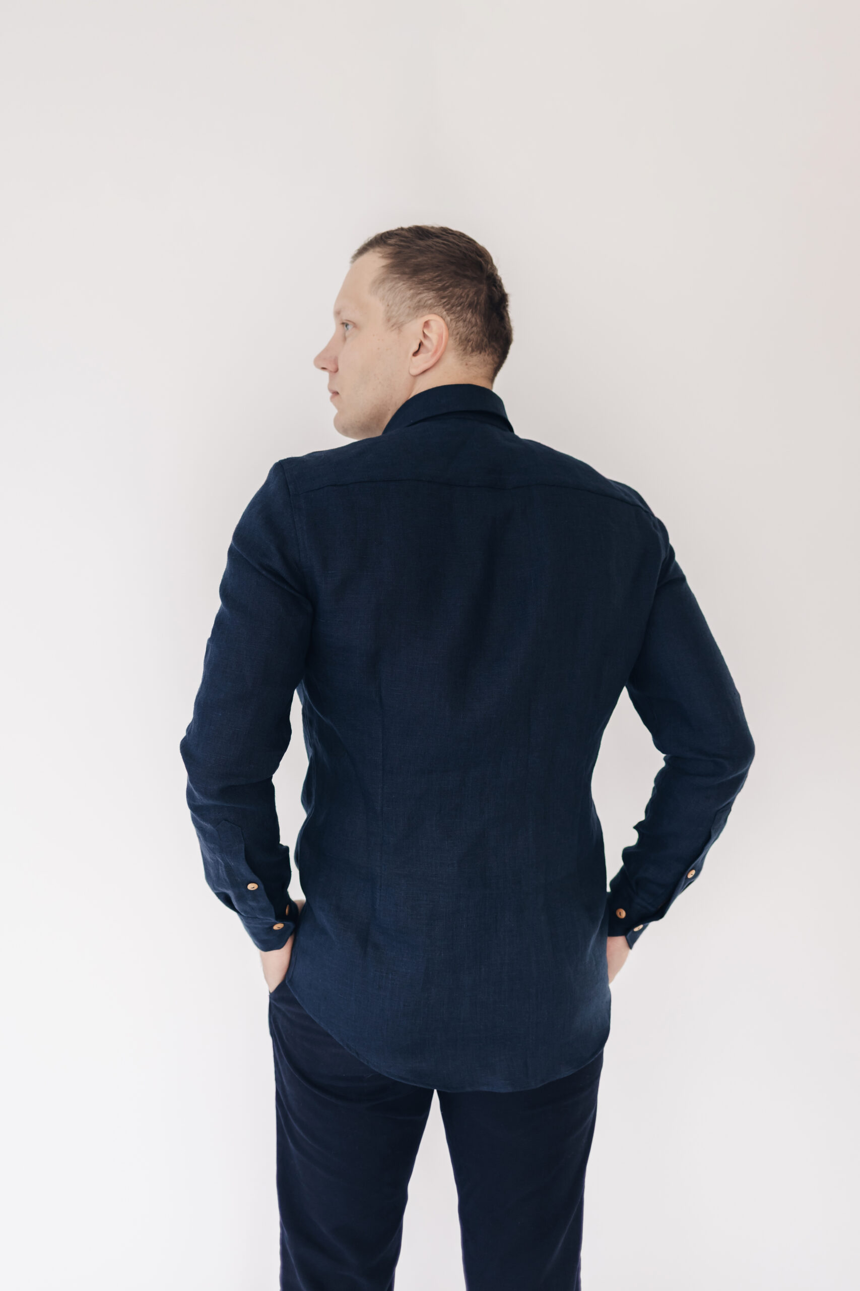 Tumesinine meeste linane triiksärk