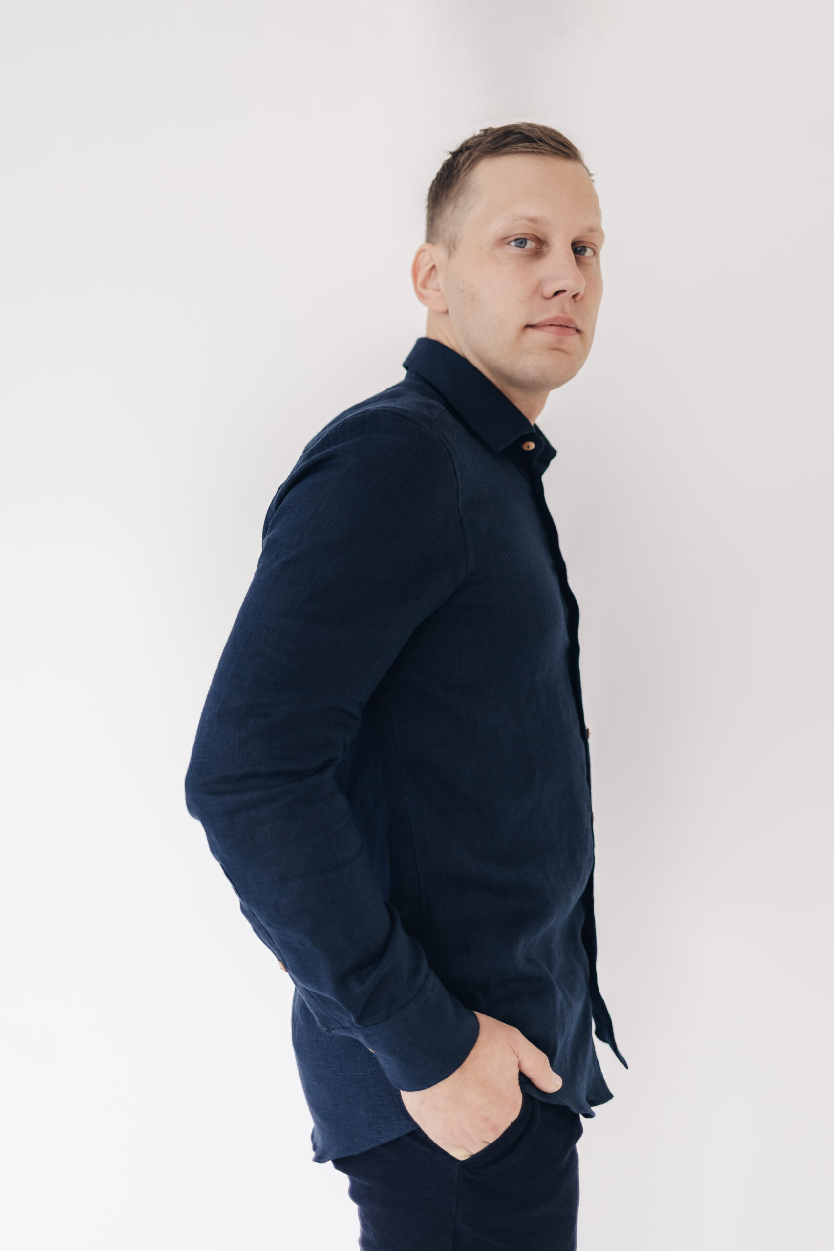 Tumesinine meeste linane triiksärk